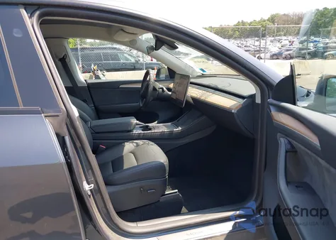 2023 Tesla Model Y Awd/Long Range Dual Motor All-Wheel Drive z USA, uszkodzony, nr VIN 7SAYGDEE3PA183786